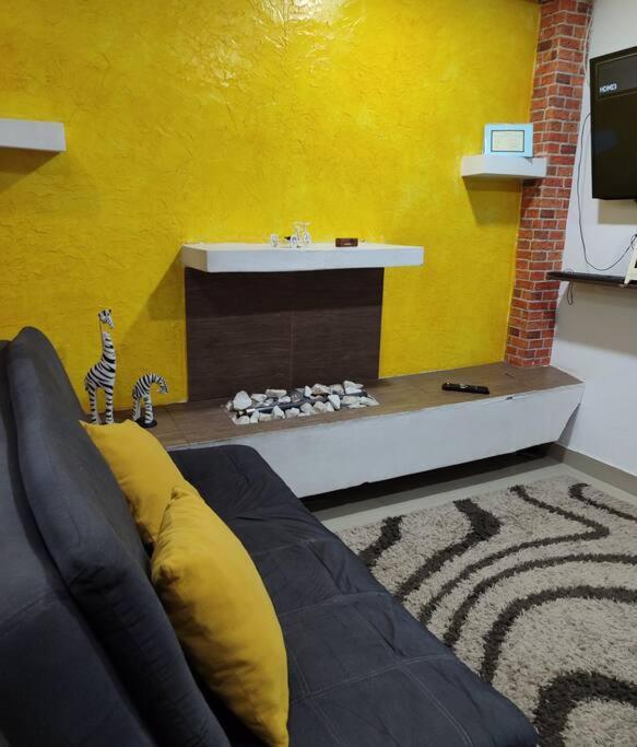 Mi Casa, Ahora Tu Casa *