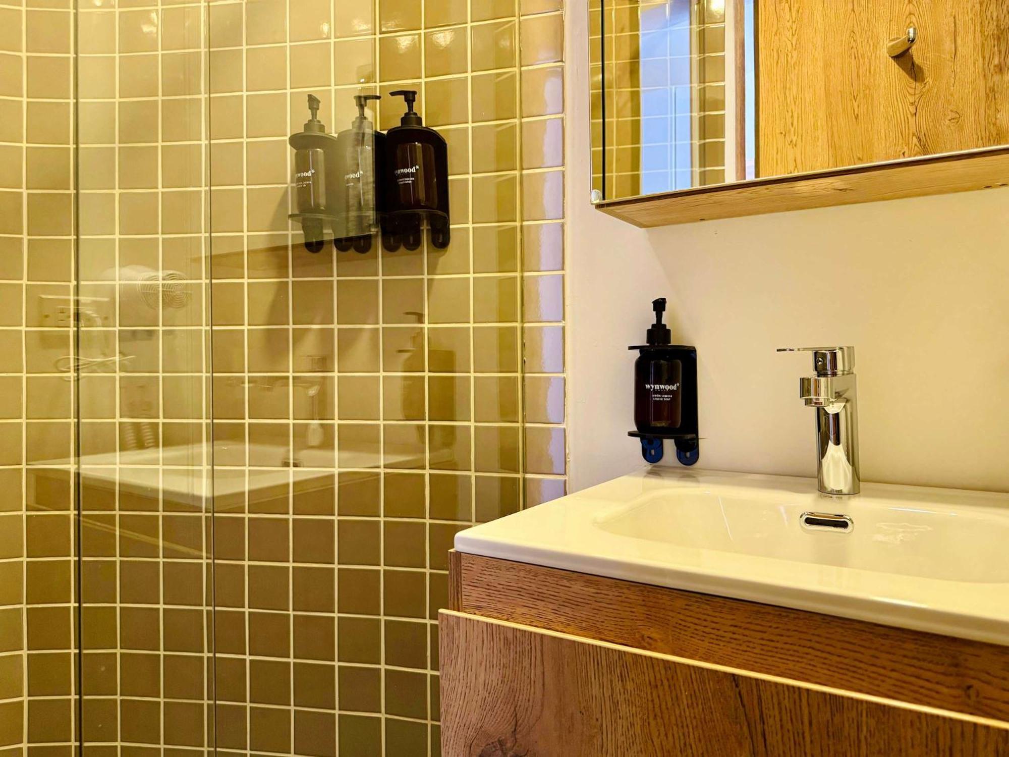 Radiant 1br In Santa Barbara *