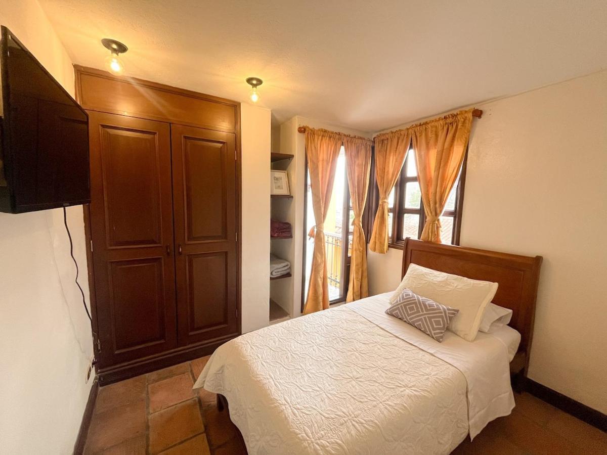 Premium La Candelaria 2br Chimney Cityview Apartment Bogota