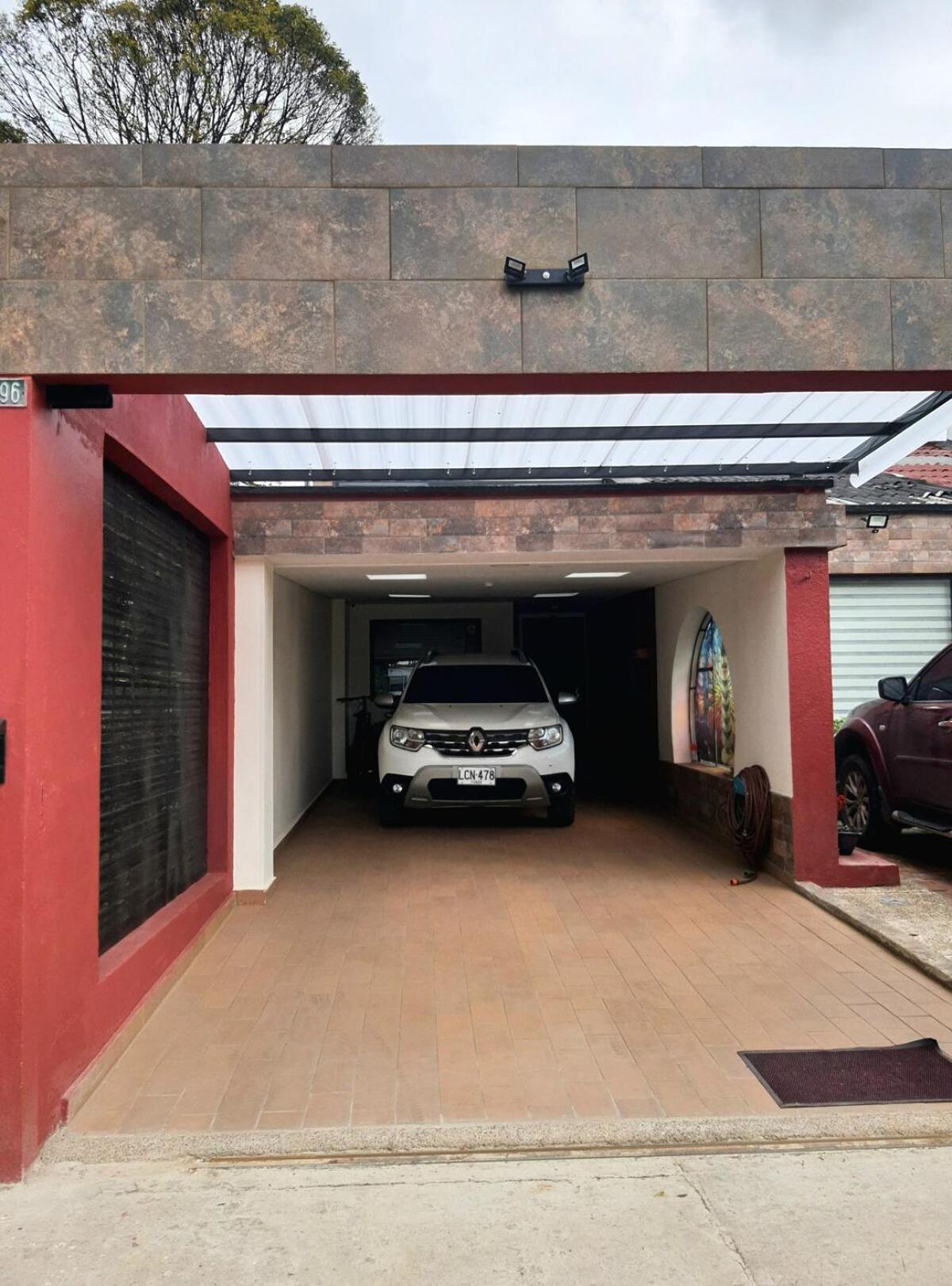Red House, Airport Embassy Apartment *