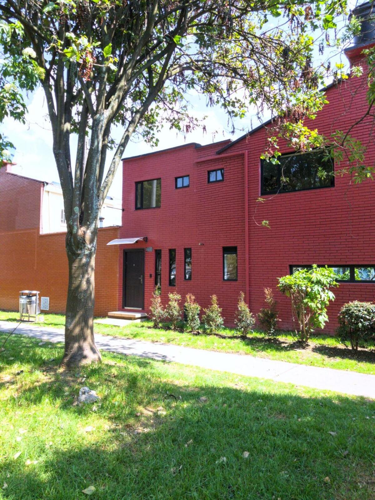 Red House, Airport Embassy