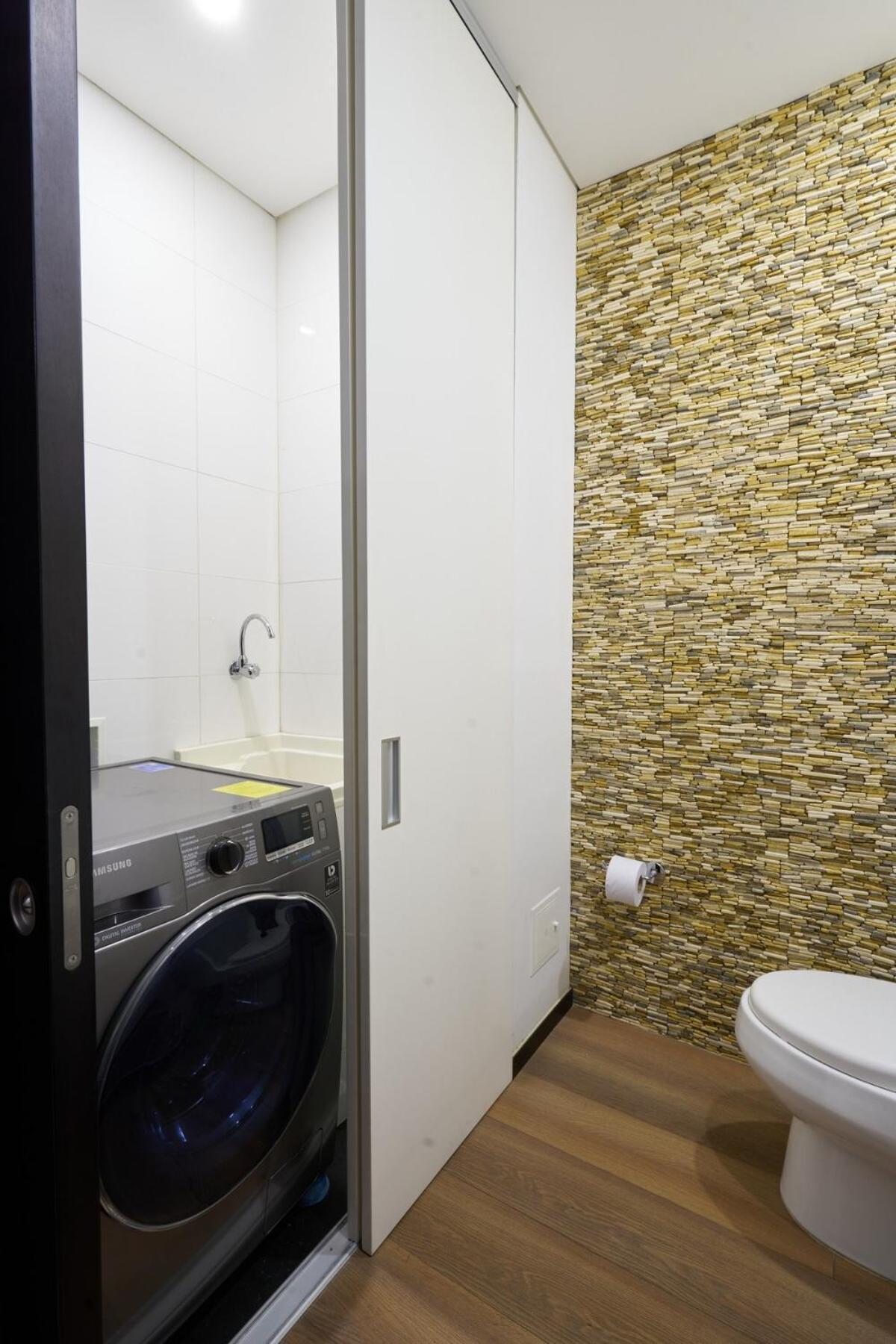 Luxury And Comfort Steps From 93 Park Apartment