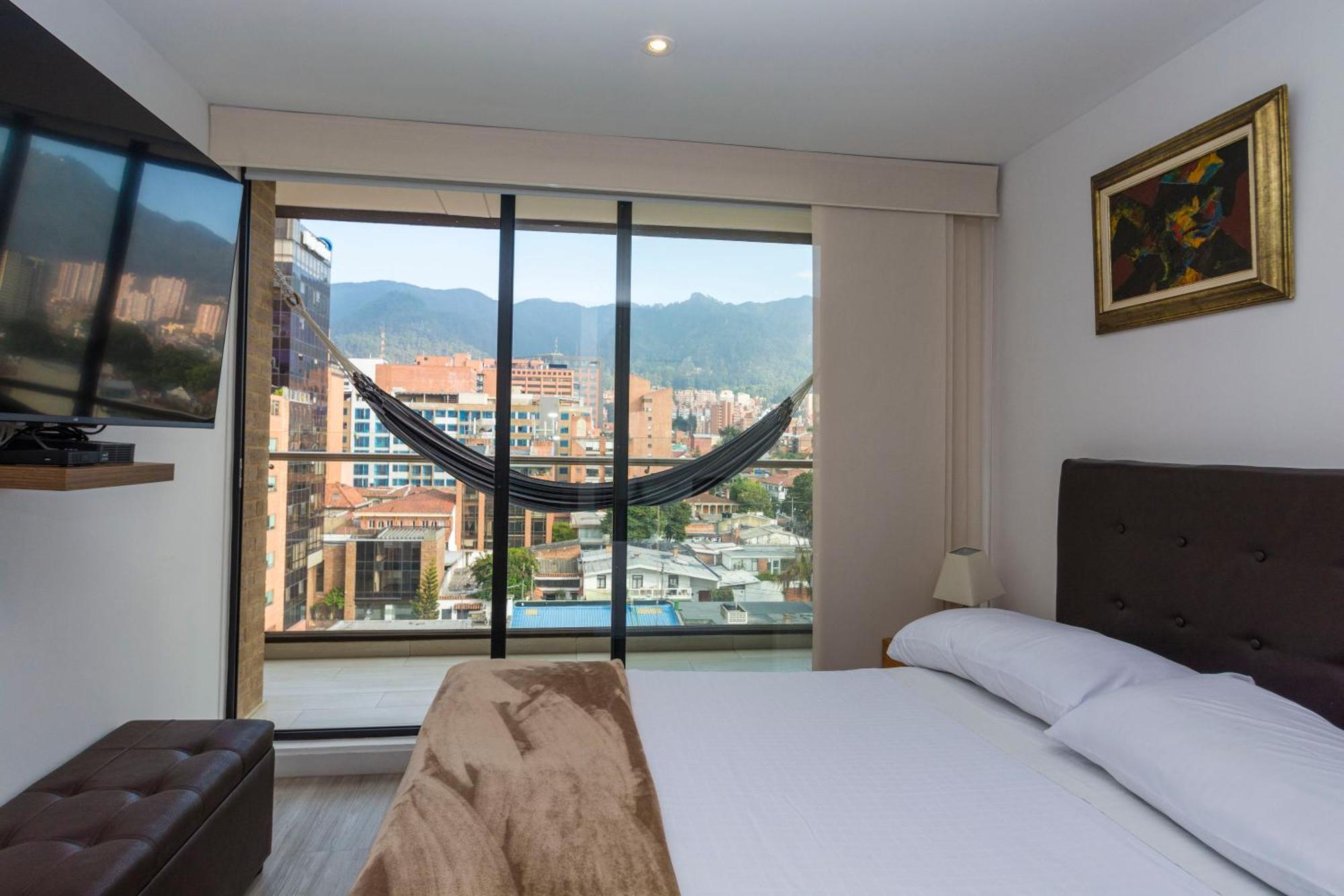 1br 500 Mb Spacious View Pool Sauna Jacuzzi Games Apartment Bogota