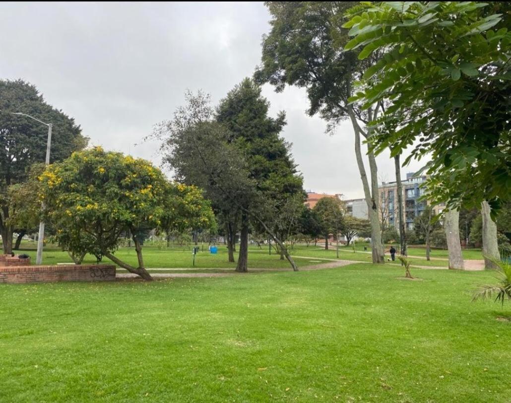 Confortable Apartasuite Cerca Al Parque Alcala Apartment Bogota