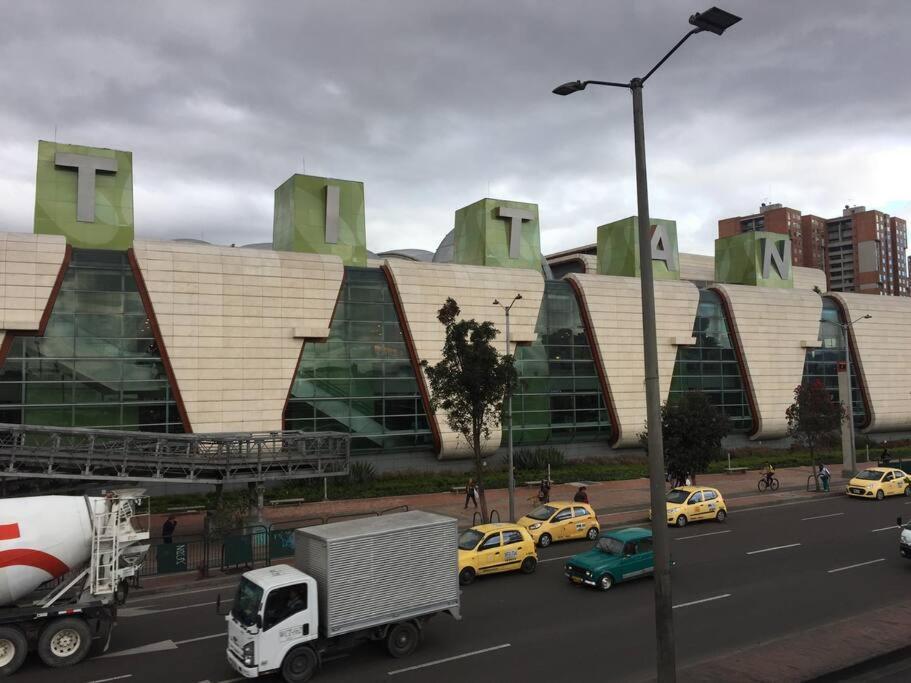 Cerca Del Centro Comercial Titan. 300 Apartment