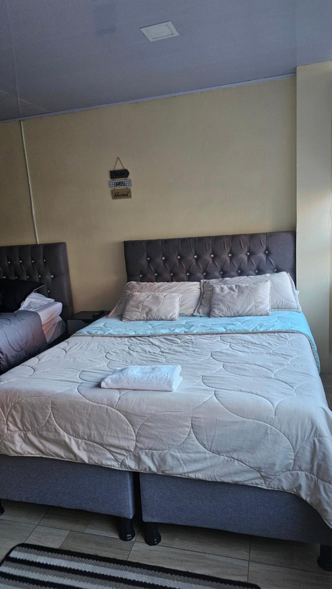 Colisseum Roma House- Campin Simon Bolivar Movistar Embajada Compensar Bed and breakfast *