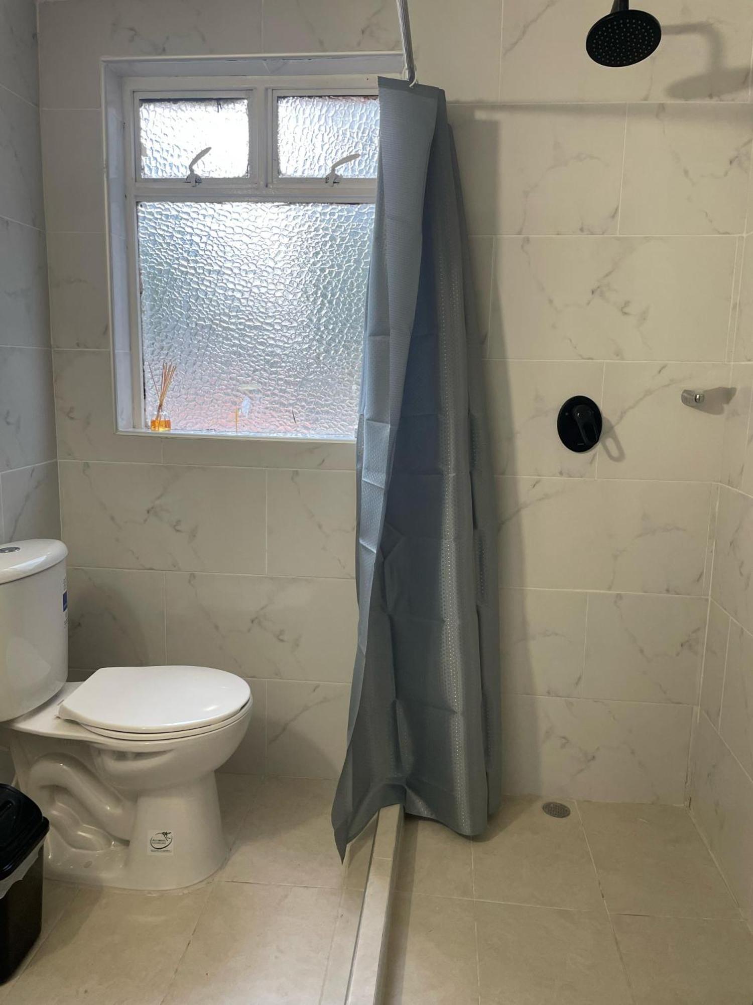 Casa De Huespedes Pontevedra - 1 Cuadruple, Y 2 Dobles, Cerca A La Clinica Shaio, Pontevedra Homestay *