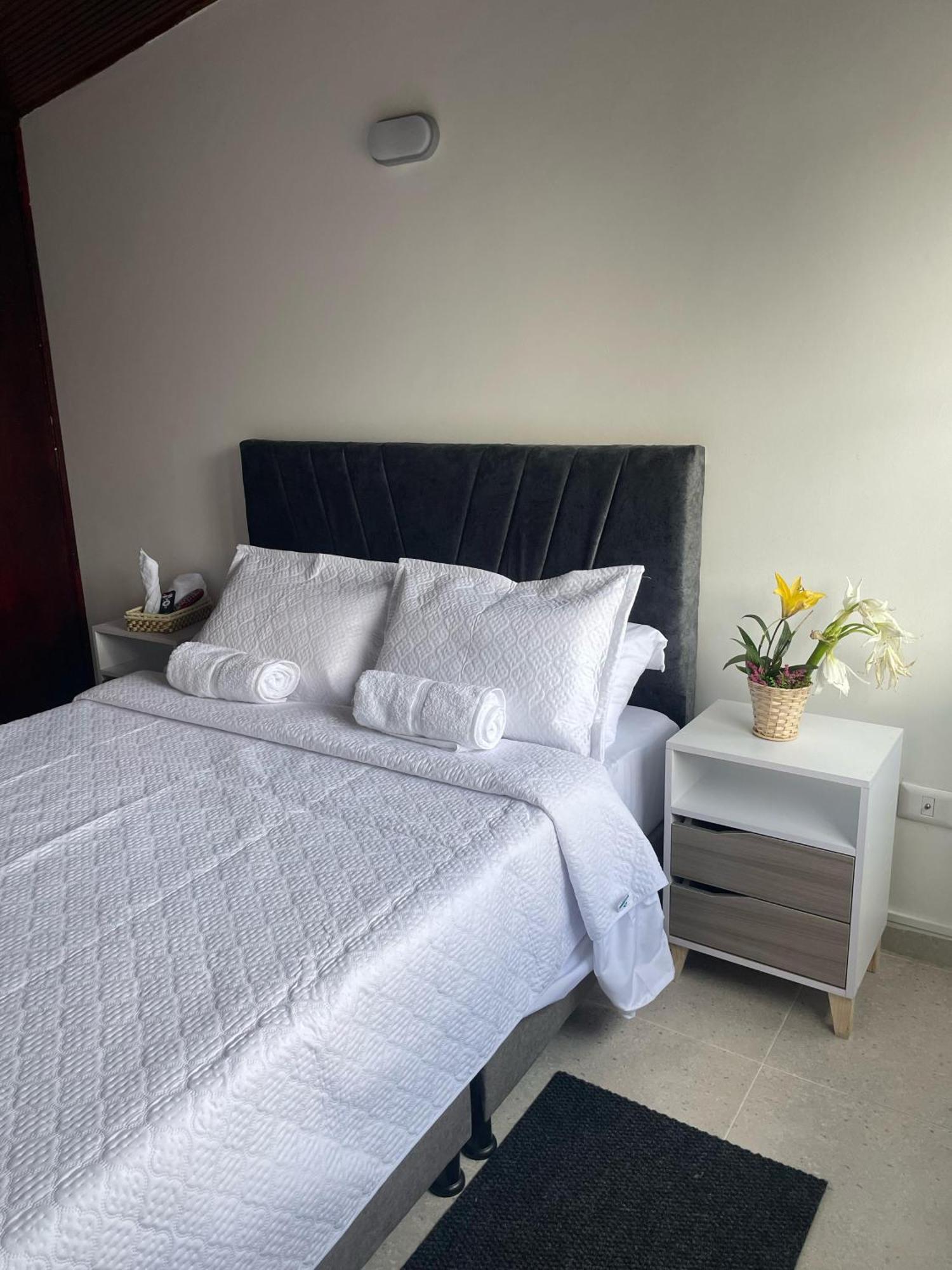 Casa De Huespedes Pontevedra - 1 Cuadruple, Y 2 Dobles, Cerca A La Clinica Shaio, Pontevedra Bogota
