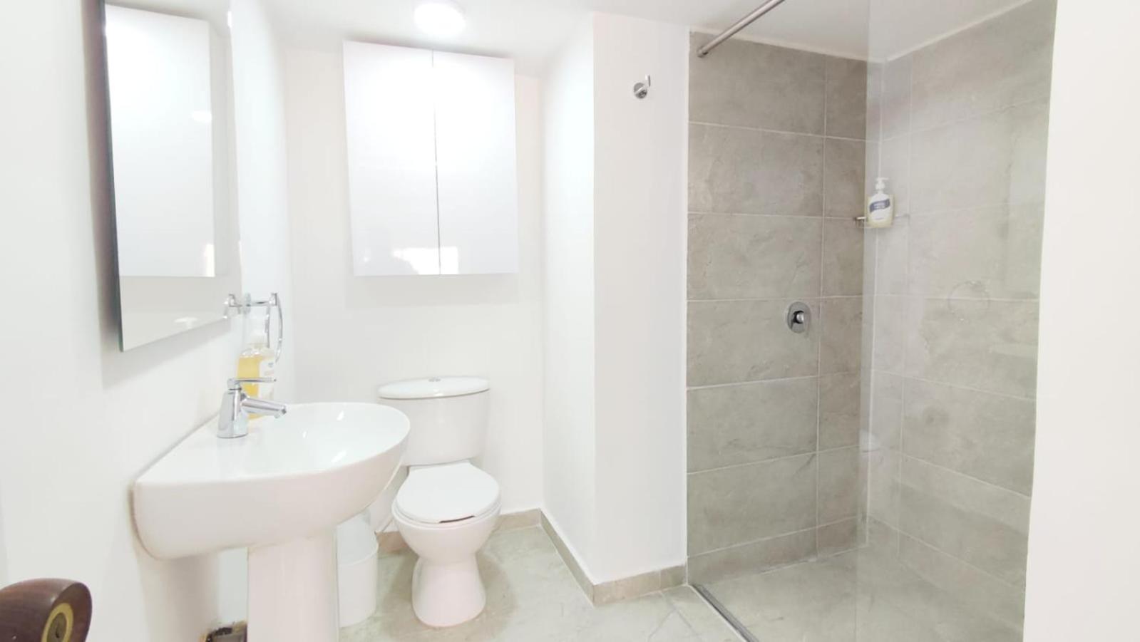 1 Independiente Bano Y Balcon Privado Unicentro * Bogota