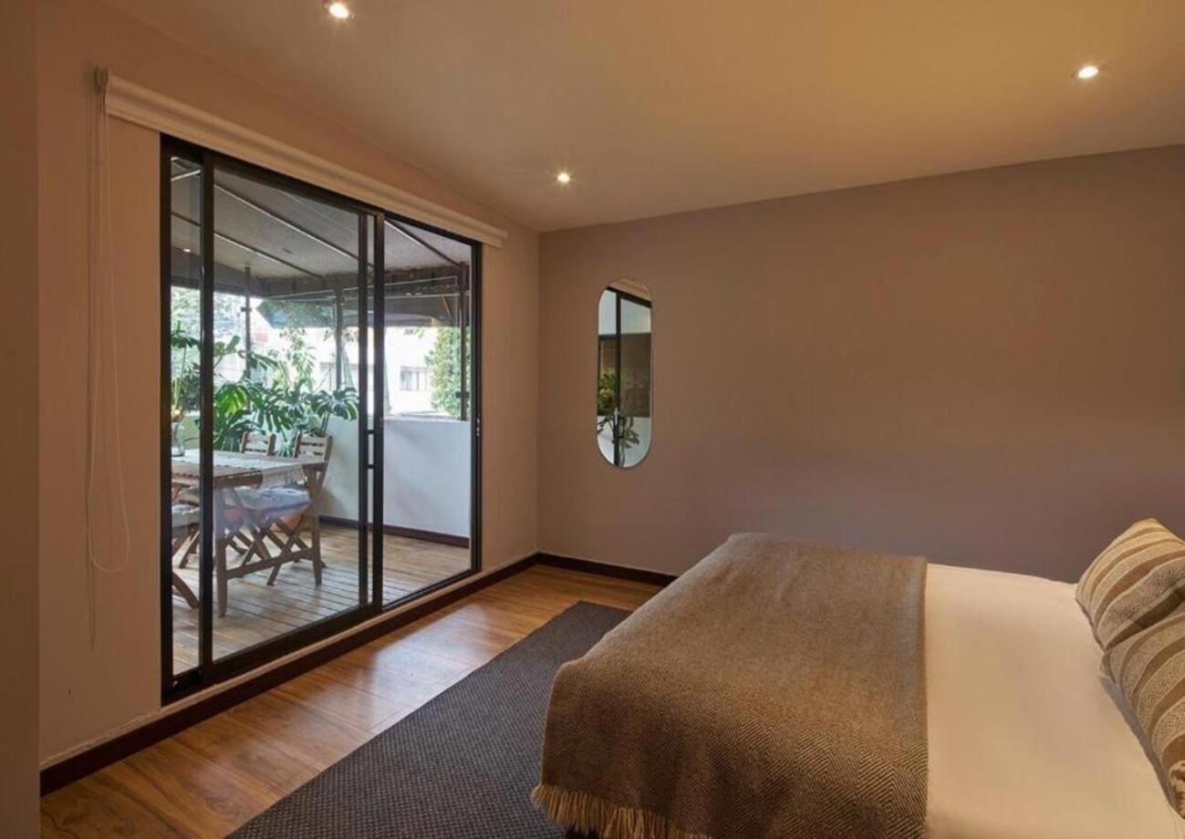 Balcony Retreat In Gourmet Heart 205 Apartment