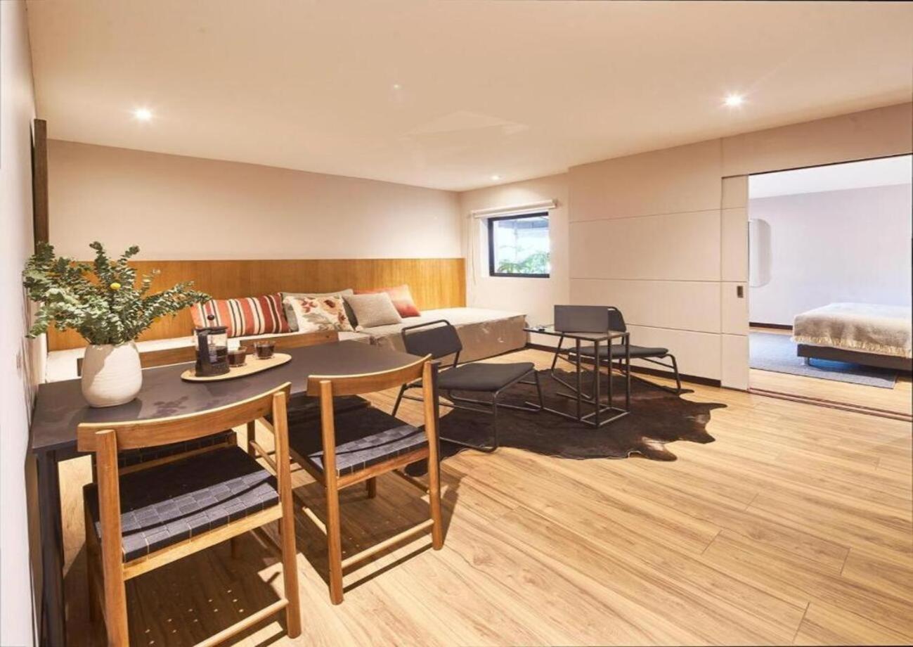 Balcony Retreat In Gourmet Heart 205 Apartment *