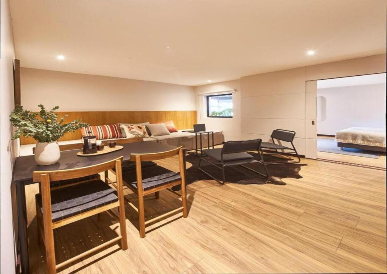 Balcony Retreat In Gourmet Heart 205 Apartment
