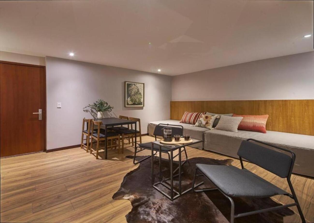Apartment Balcony Retreat In Gourmet Heart 205