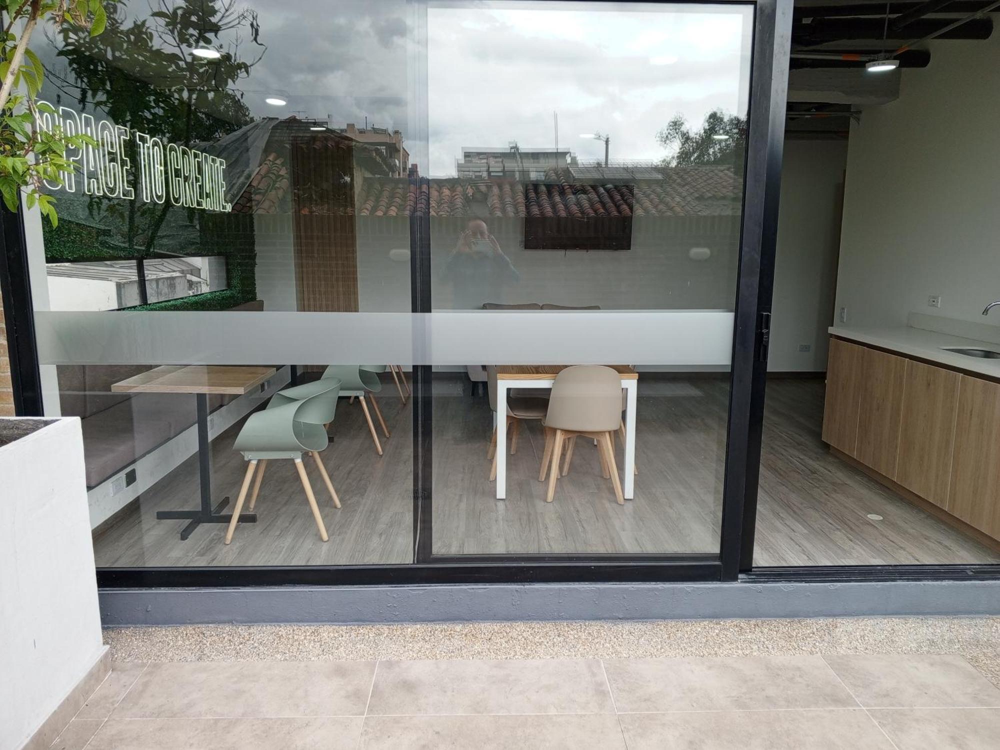 Soul Santa Barbara Executive, Wifi 300 Megas, Big Queen Size Bed, Smart Tv Netflix, Walking Distance To Unicentro Mall, Starbucks In Front Of The Building, Location Apartment
