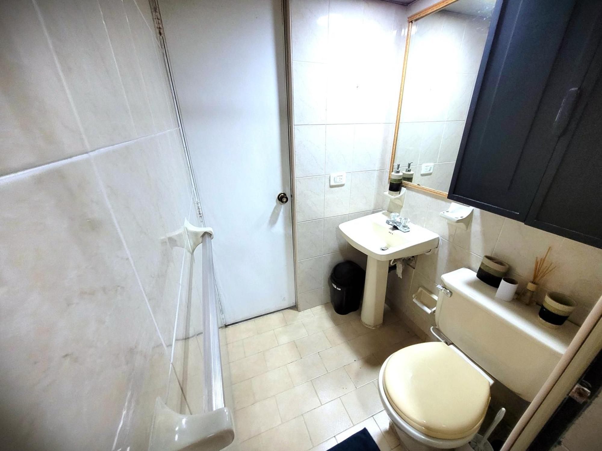 Cozy Private Room, Area In Bogota's Northern Homestay