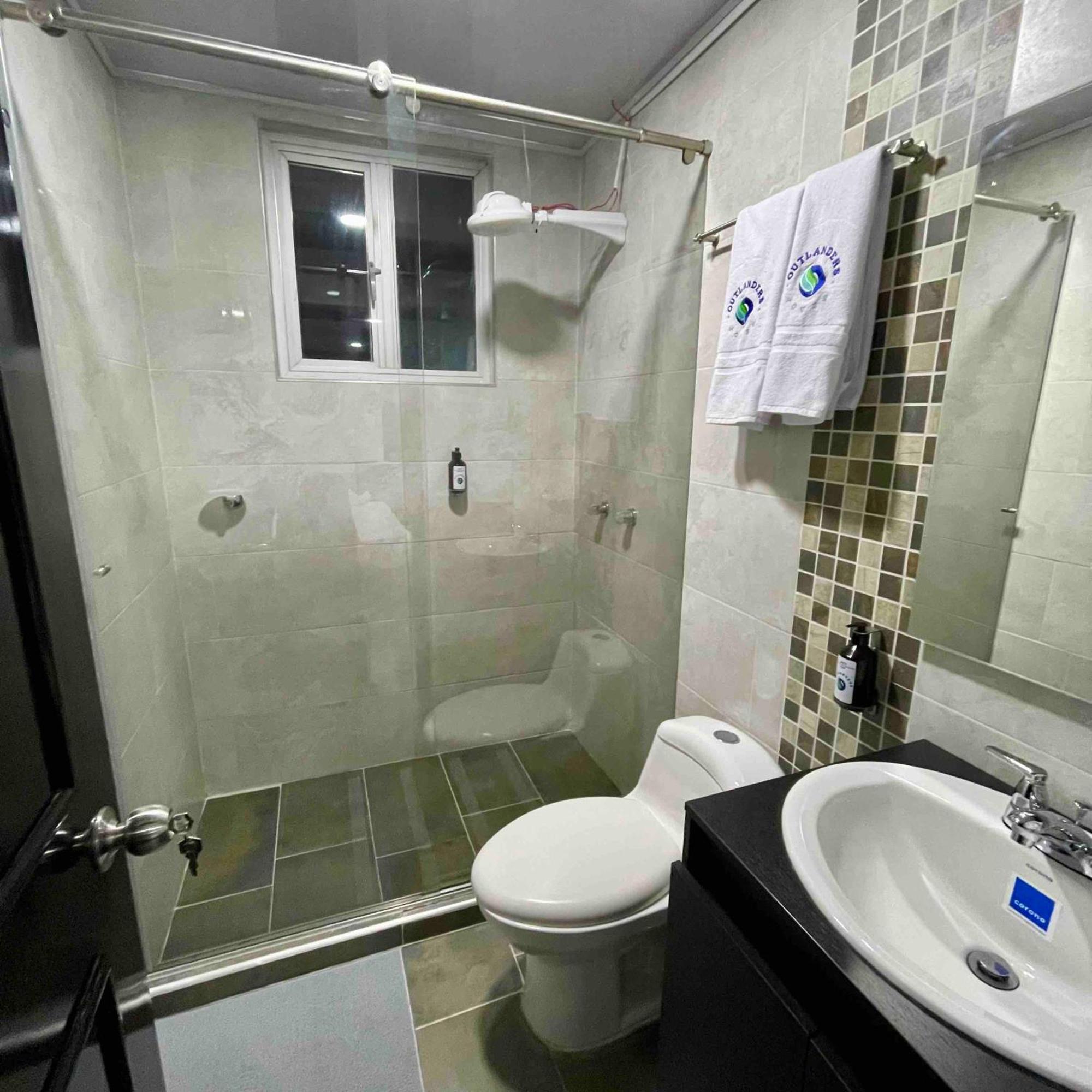 Outlanders House Bog Airport Habitación en casa particular *