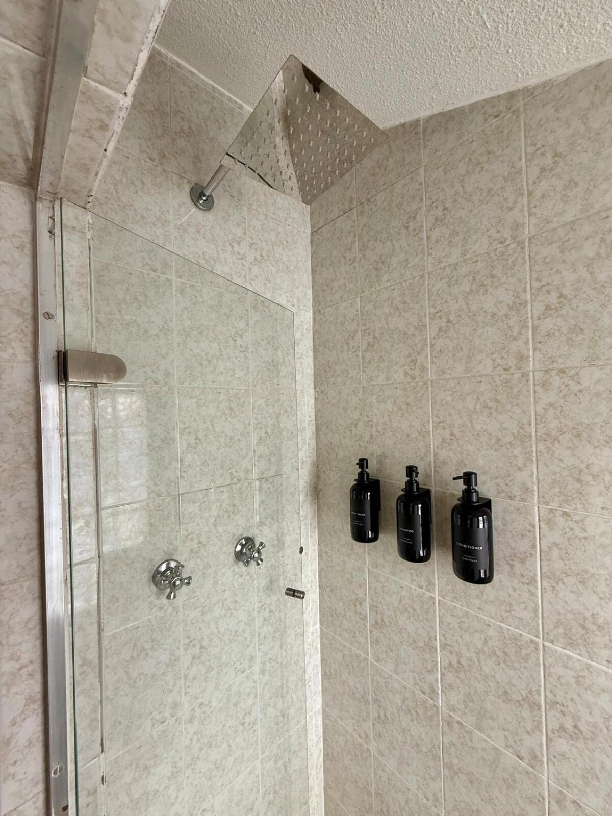 Jacuzzi Portobello Retreat, Trendy Artist House Villa