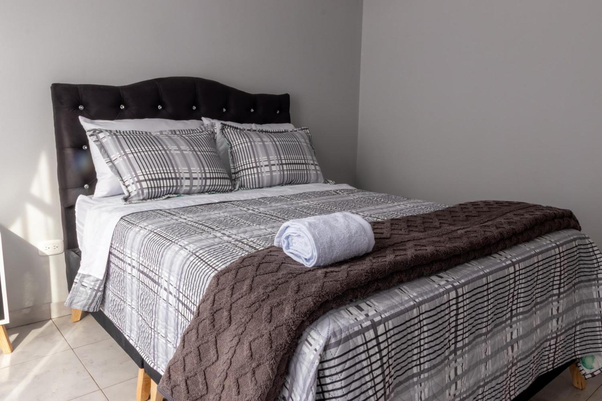 Privada En Kzona, Cerca Al Aeropuerto, Ideal Escalas Y Tramites Capsule hotel Bogota