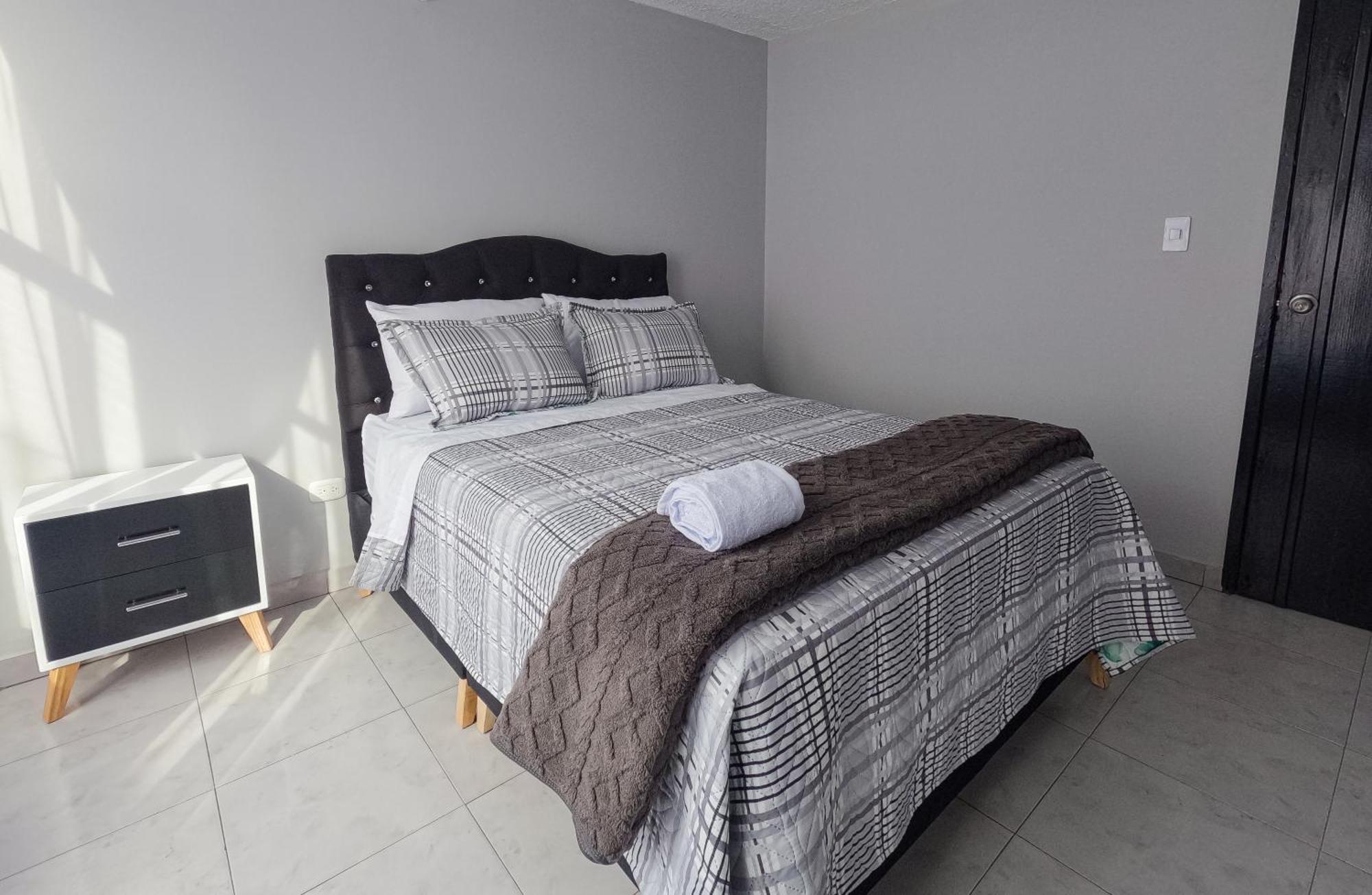 Privada En Kzona, Cerca Al Aeropuerto, Ideal Escalas Y Tramites Capsule hotel Bogota