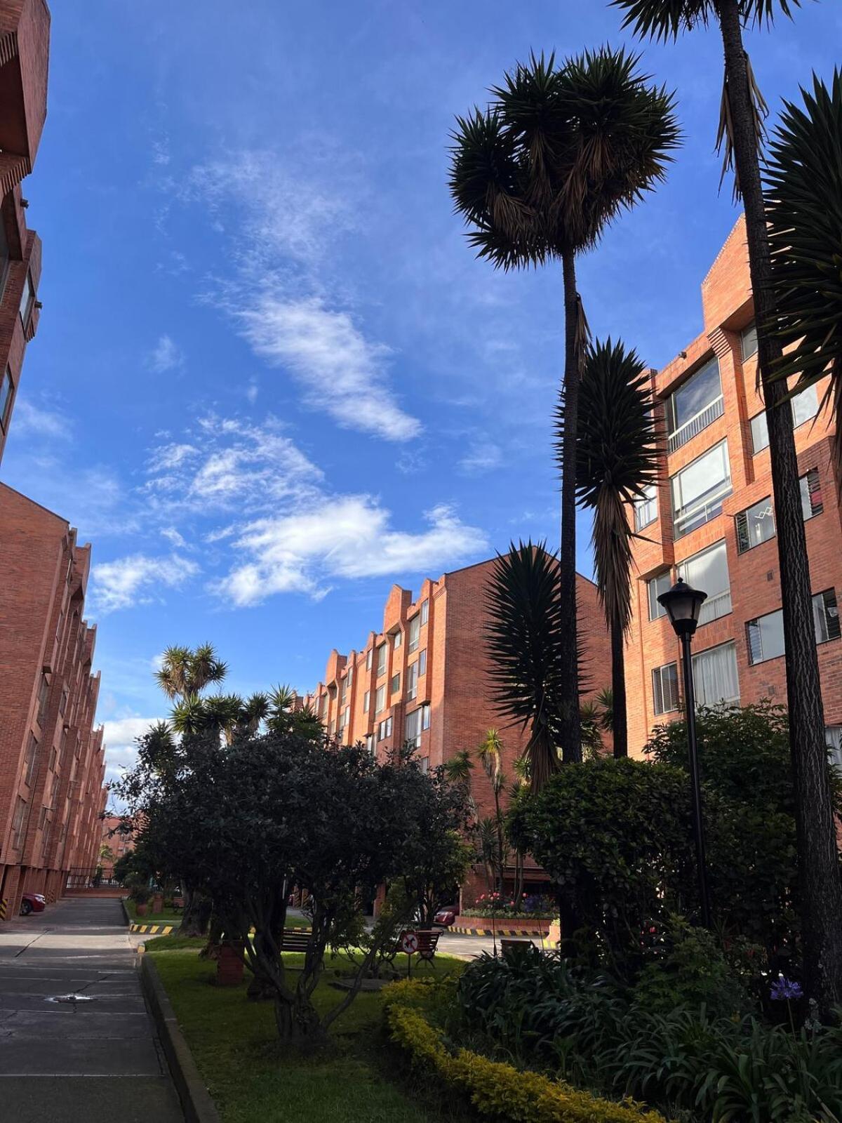 Located In Apartamento *