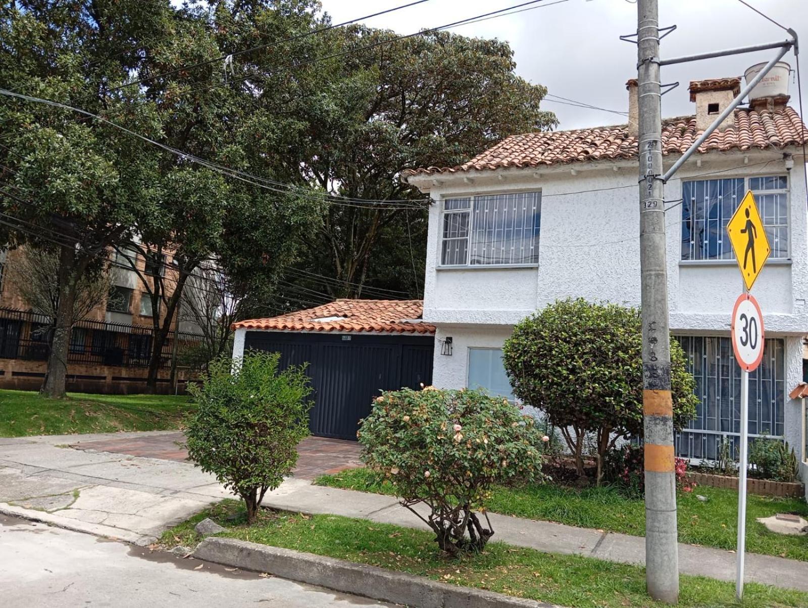 Casa Pontevedra - Cerca A La Clinica Shaio, Bogota