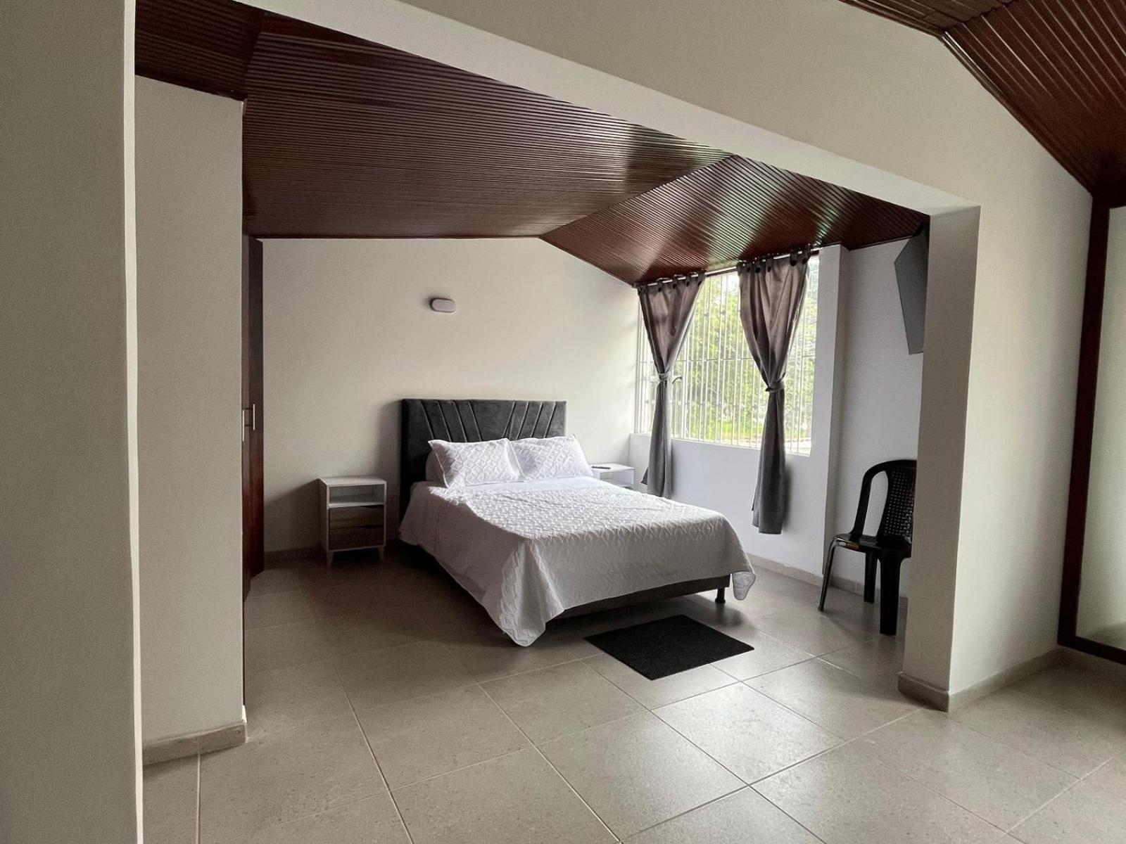 Homestay Casa Pontevedra - Cerca A La Clinica Shaio, *