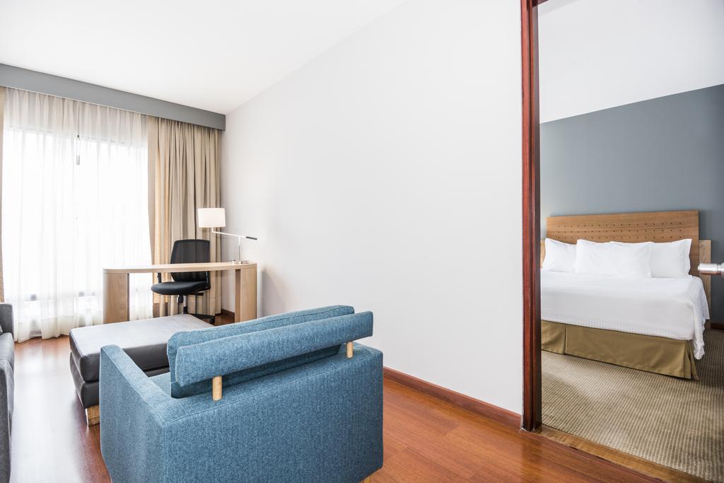 Cosmos 100 Executive Hotel