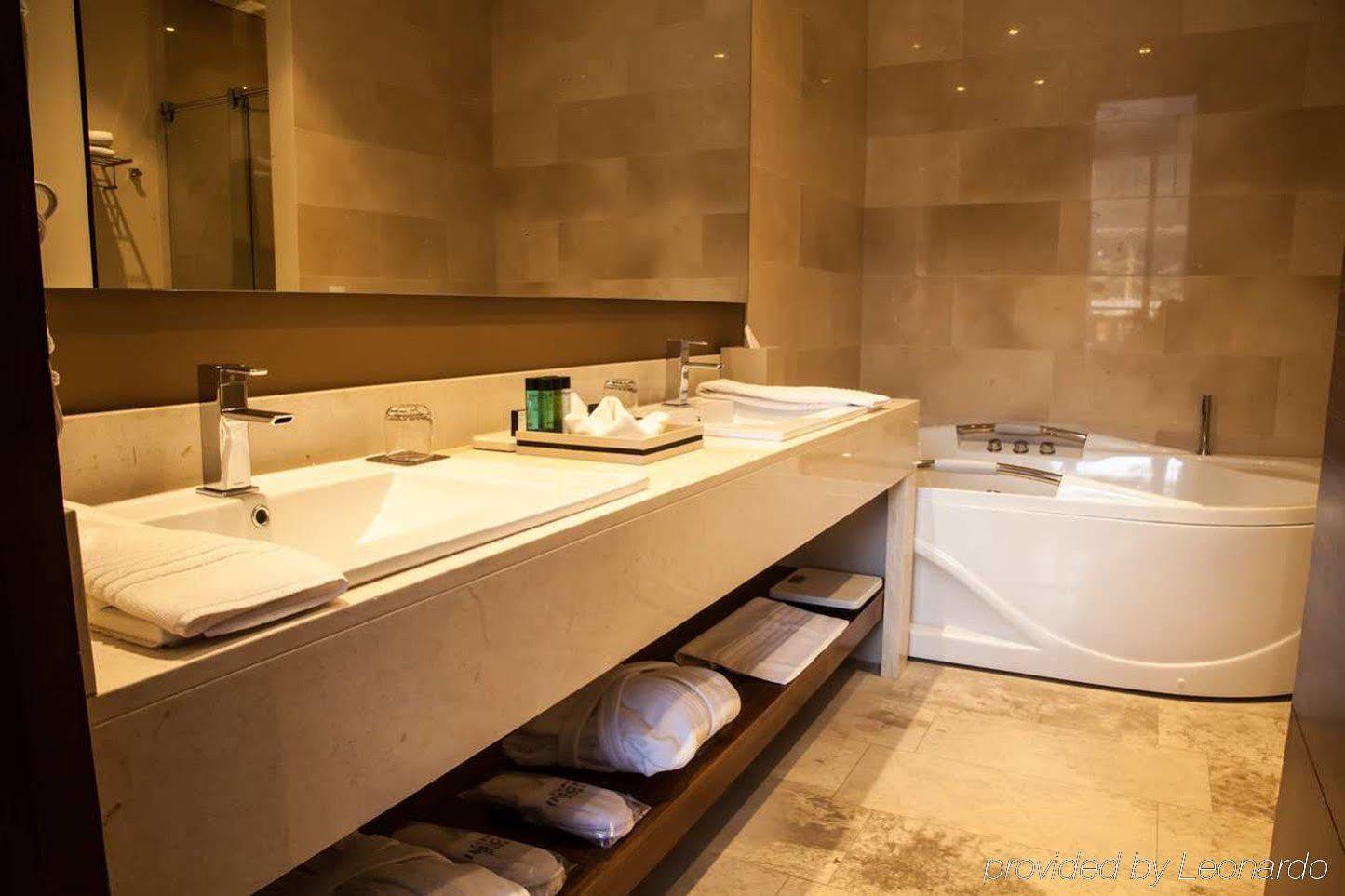 Cosmos 100 Executive 4*