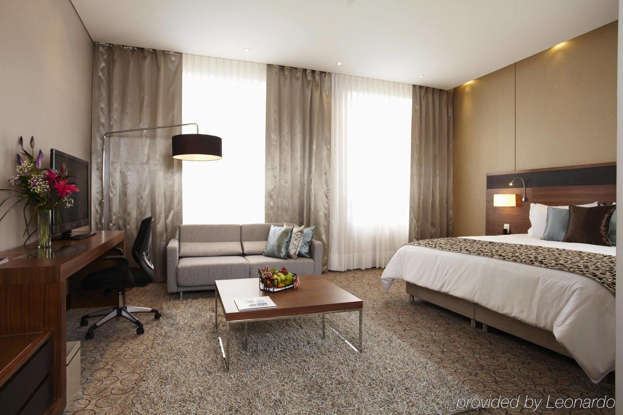 Cosmos 100 Executive Hotel