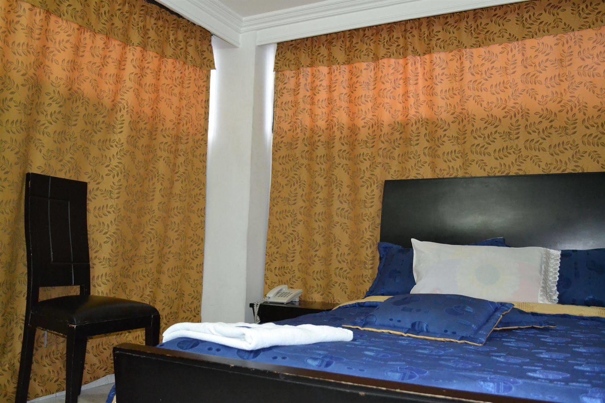 Hotel Elegant Suite 2*