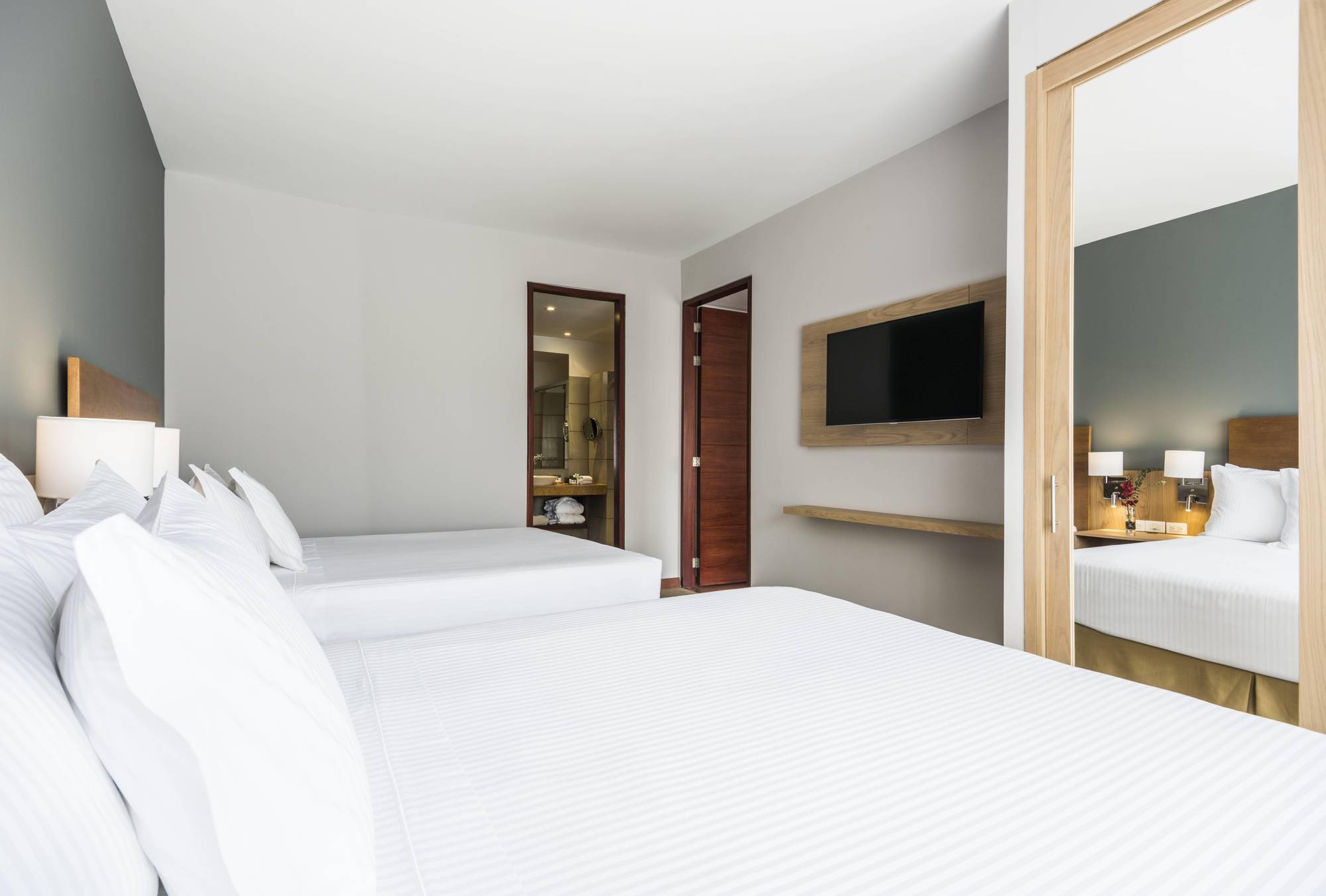 Cosmos 100 Executive Hotel