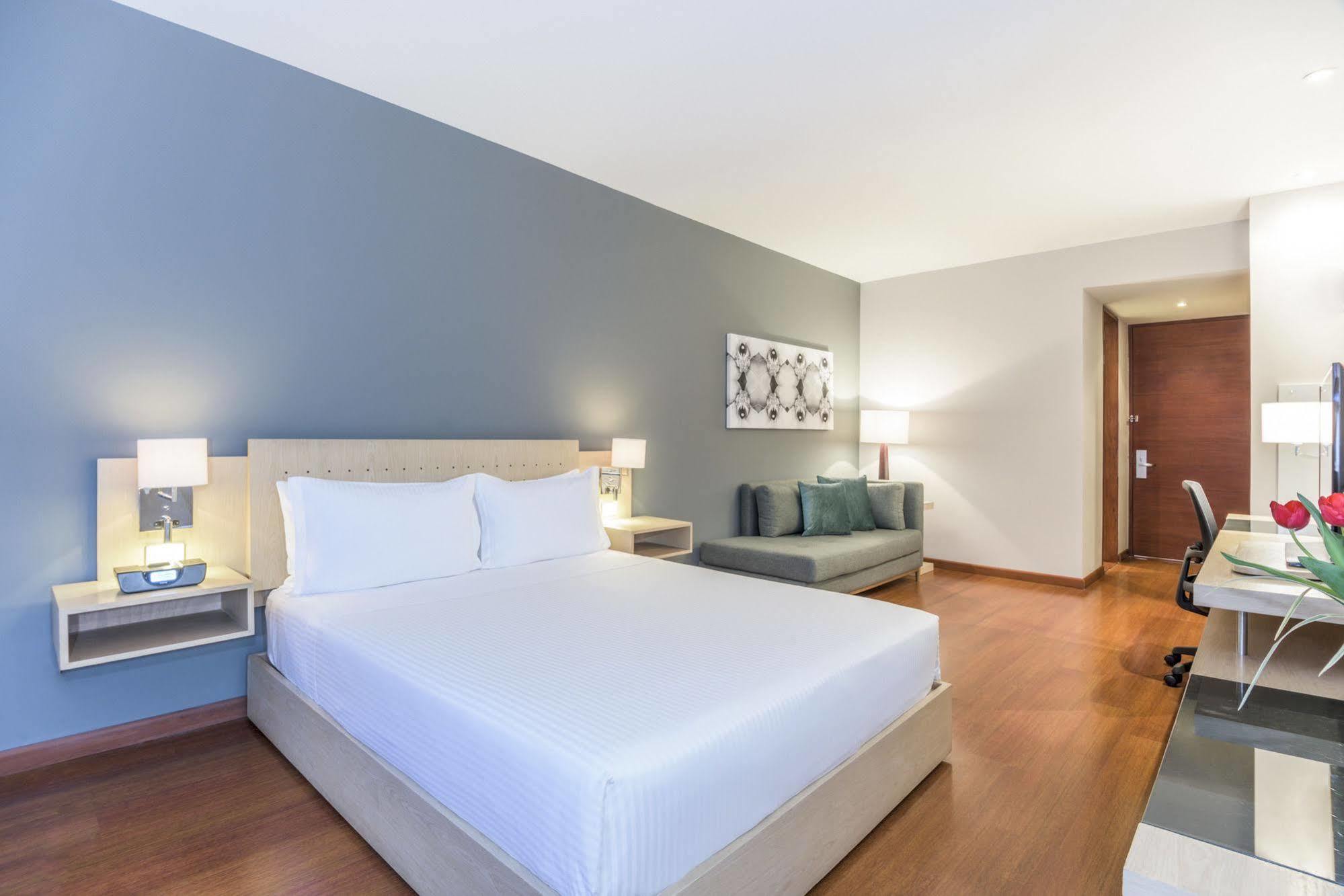 Cosmos 100 Executive Hotel 4*