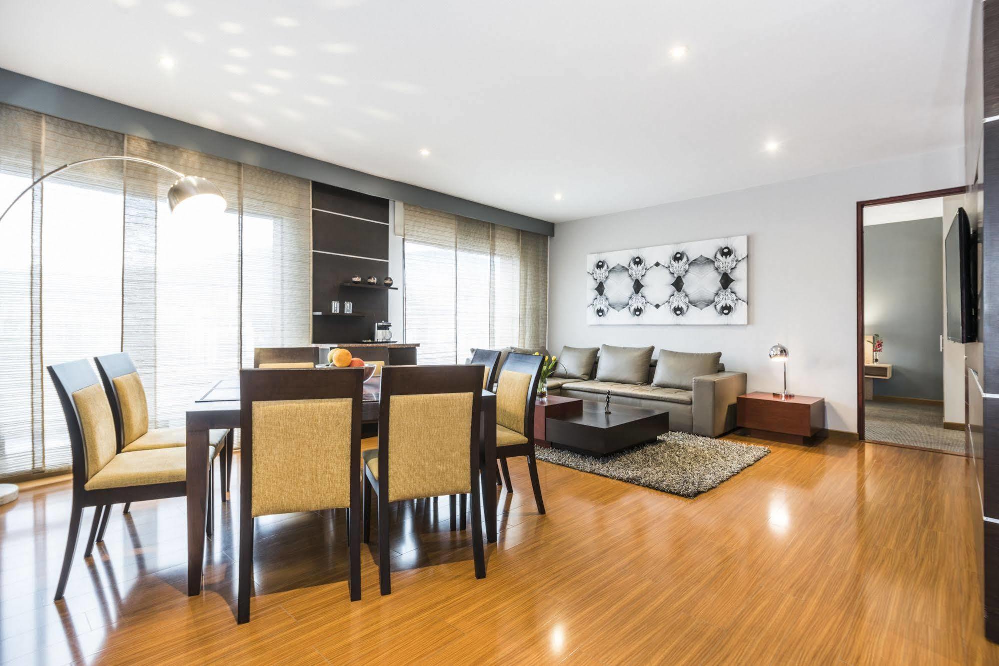 Cosmos 100 Executive Hotel 4*