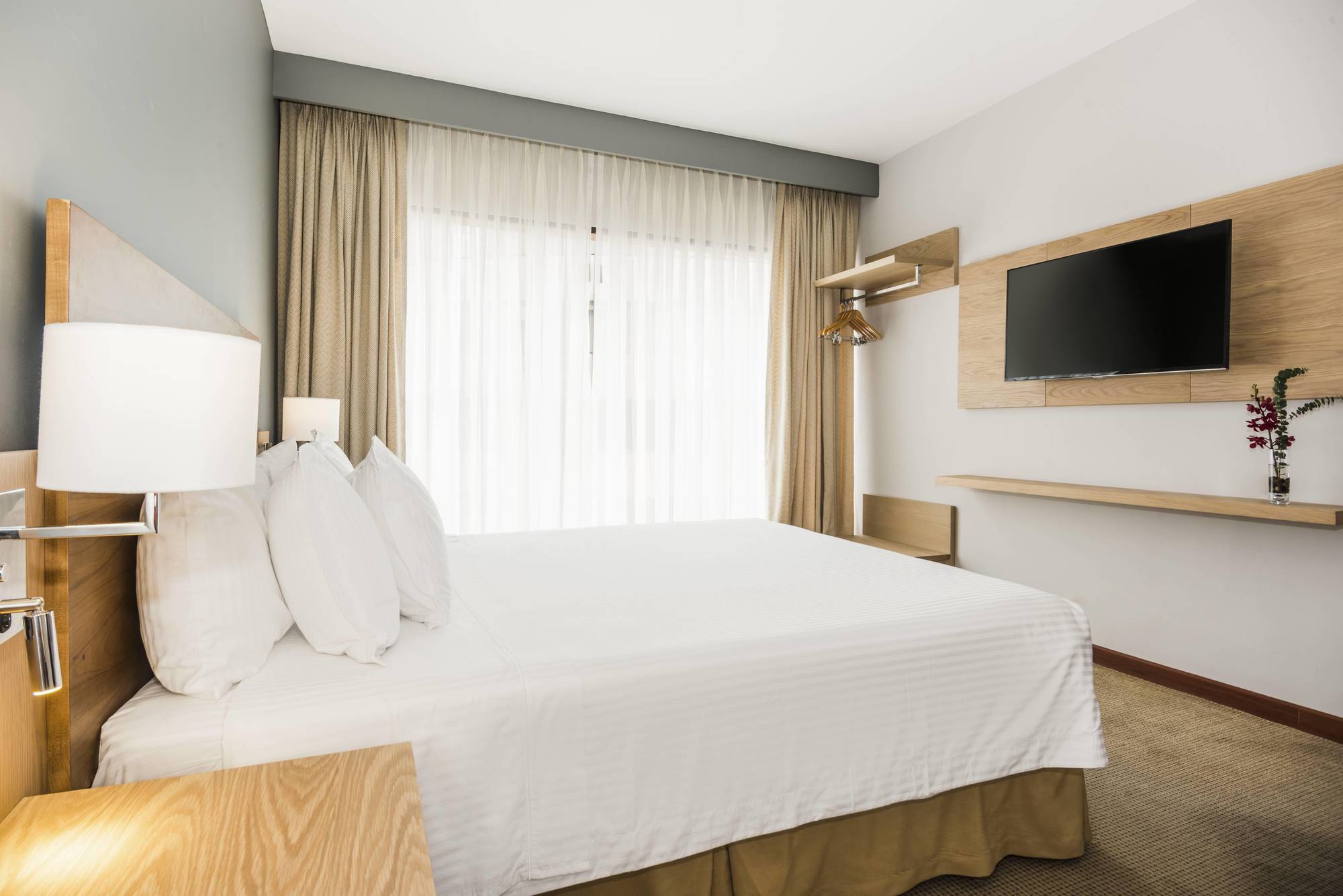 Hotel Cosmos 100 Executive 4*