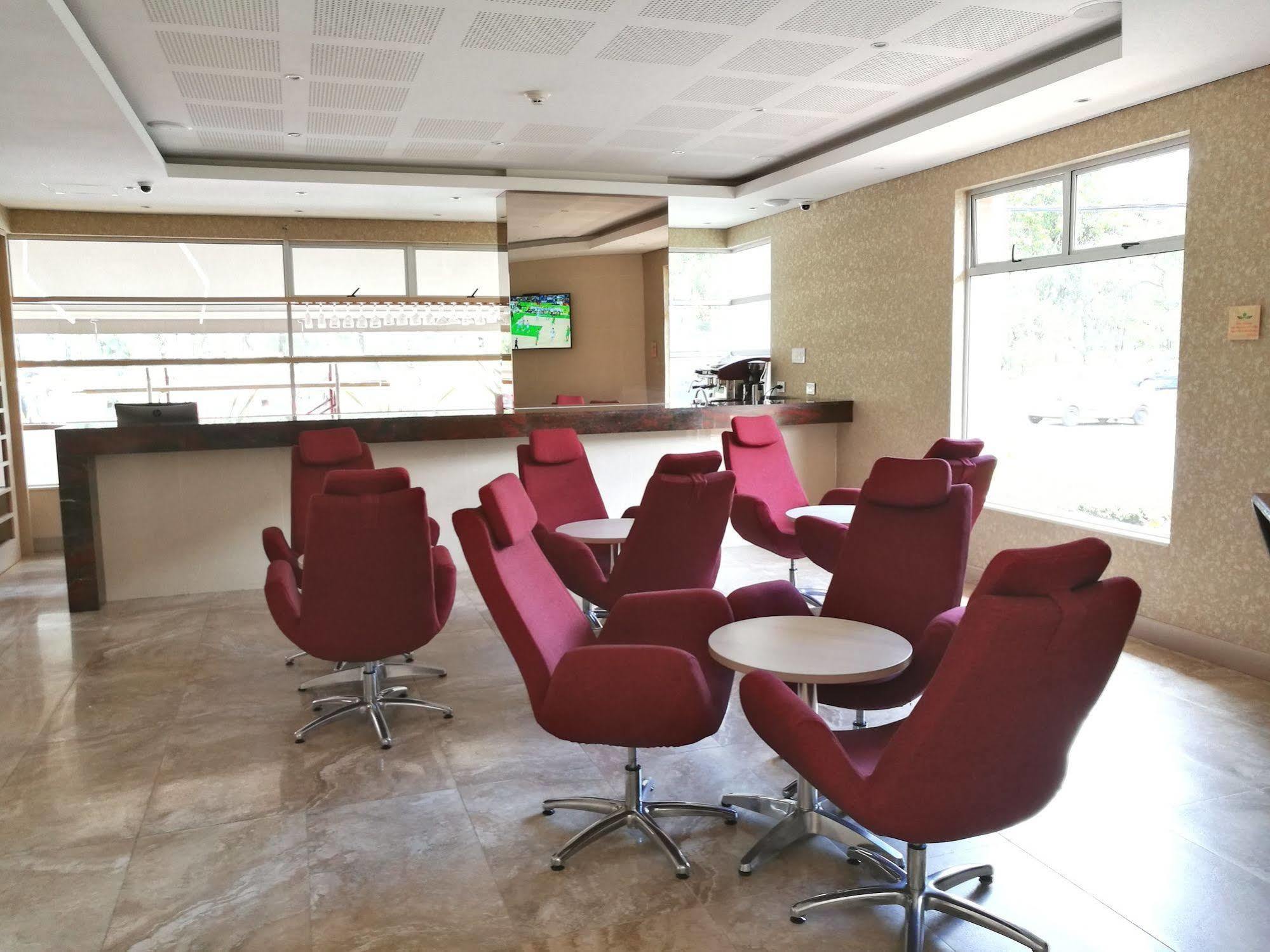 Apartahotel Apartamentos Plaza Suites 4*