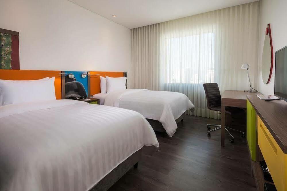 Hotel Hampton By Hilton Airport