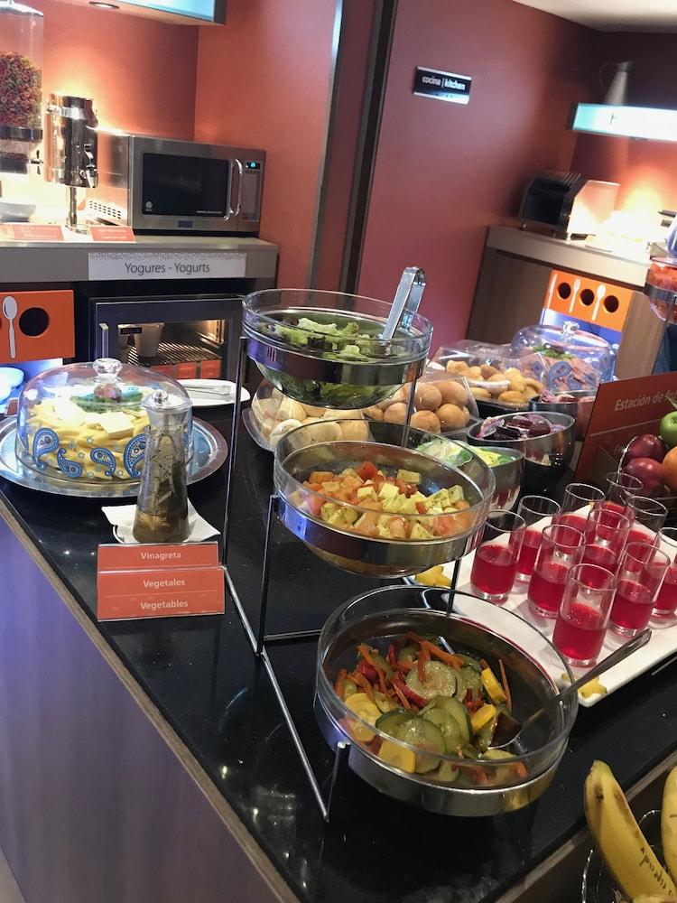 Hotel Hampton By Hilton Usaquen 4*