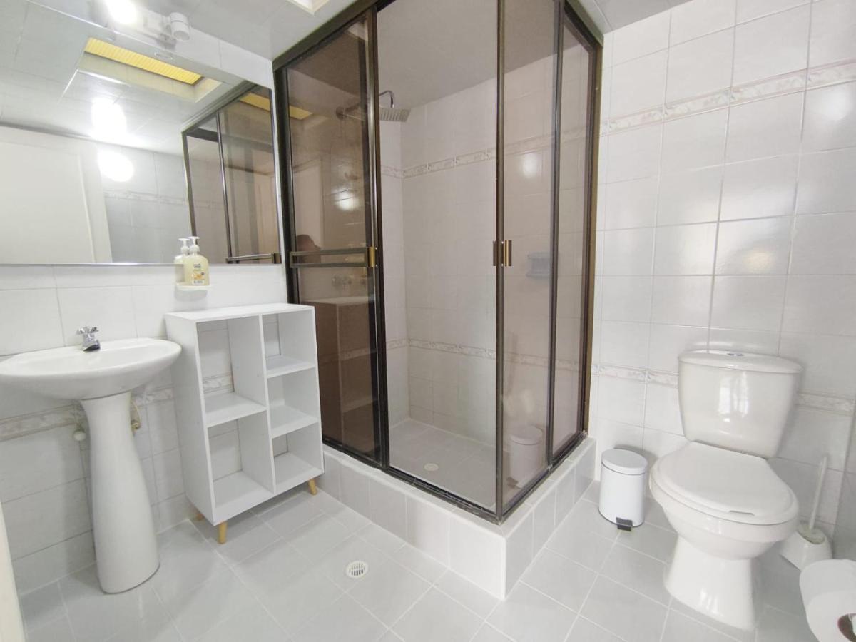 8 Amplia Bano Y Balcon Privado Unicentro Bogota