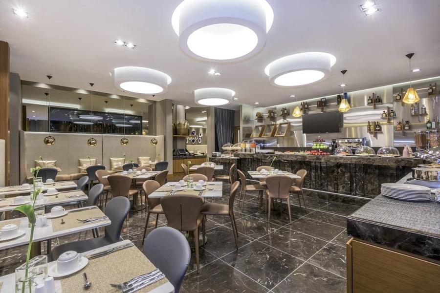 Courtyard By Marriott Airport Hotel