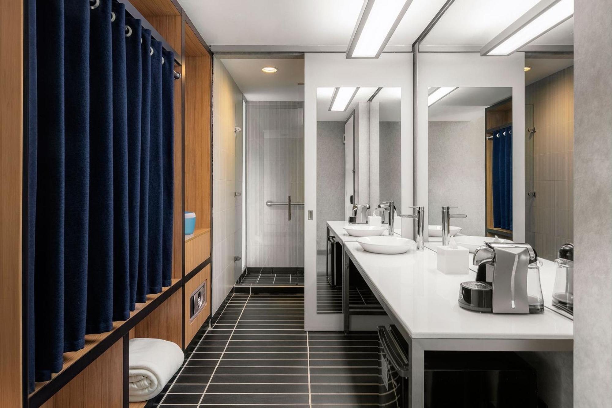 Aloft Airport Hotel 4*