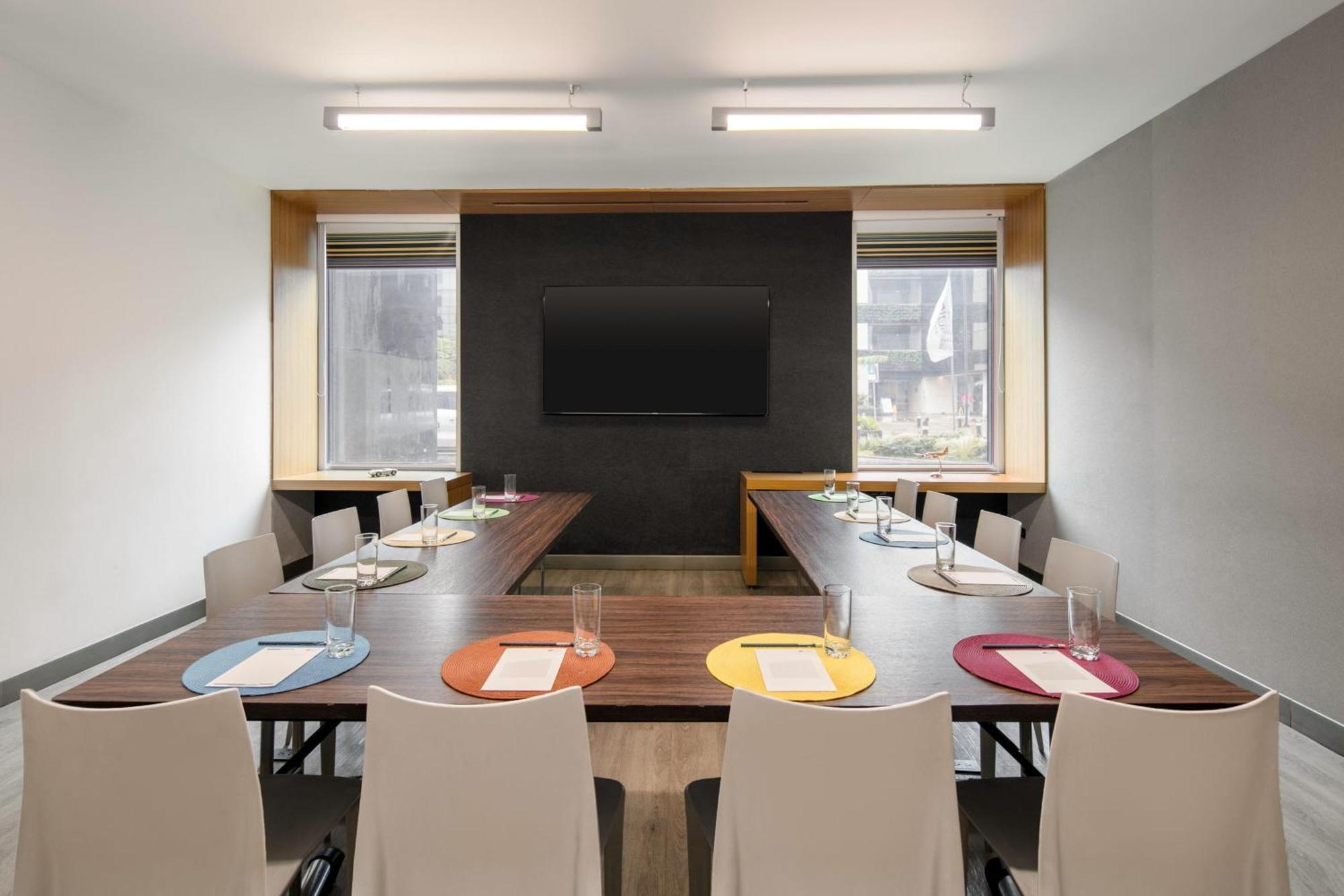 Aloft Airport Hotel 4*