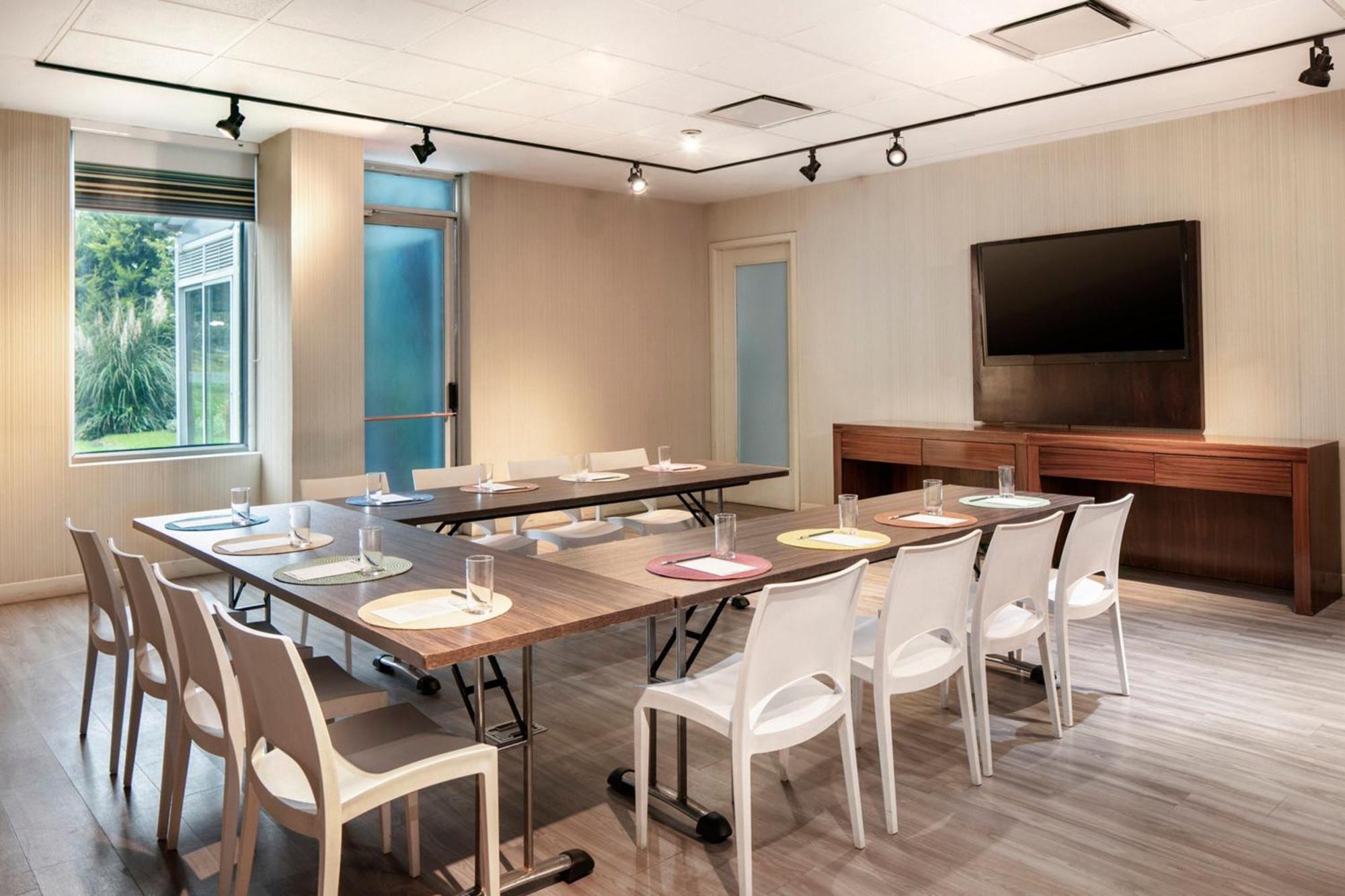 Aloft Airport Hotel Bogota