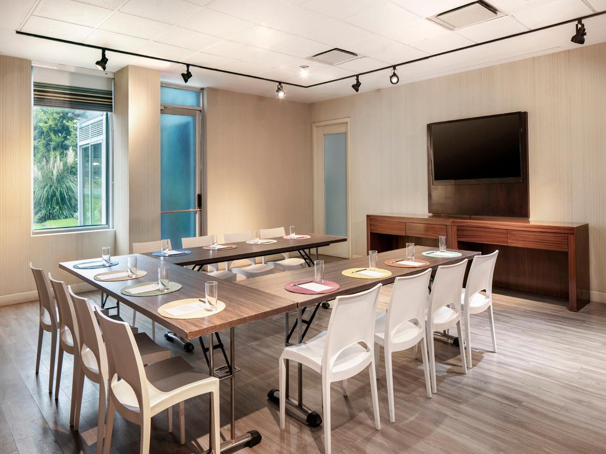 Aloft Airport Hotel