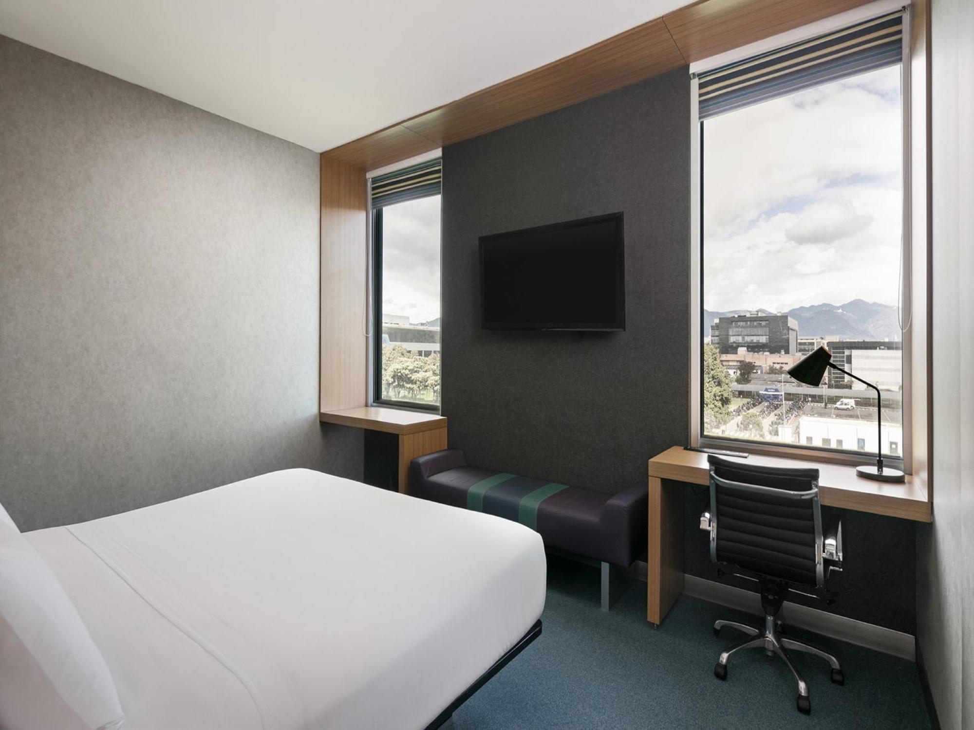 Hotel Aloft Airport 4*