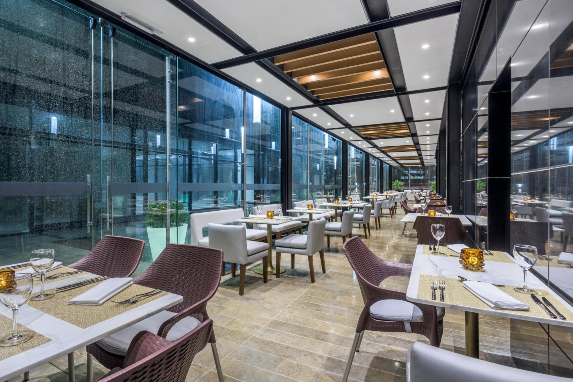 Hotel Courtyard By Marriott Airport