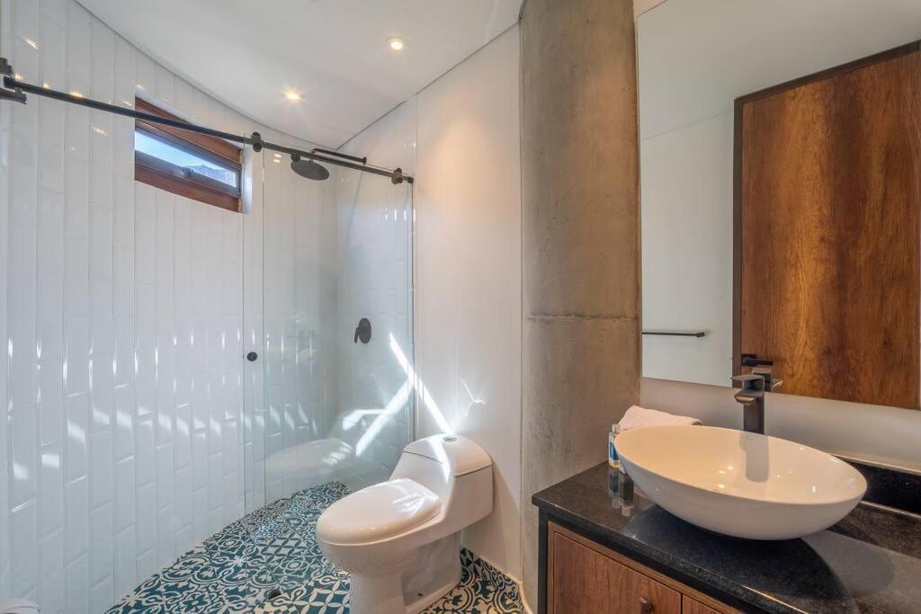 Stylish 2 Masters With Patio And View Apartment *