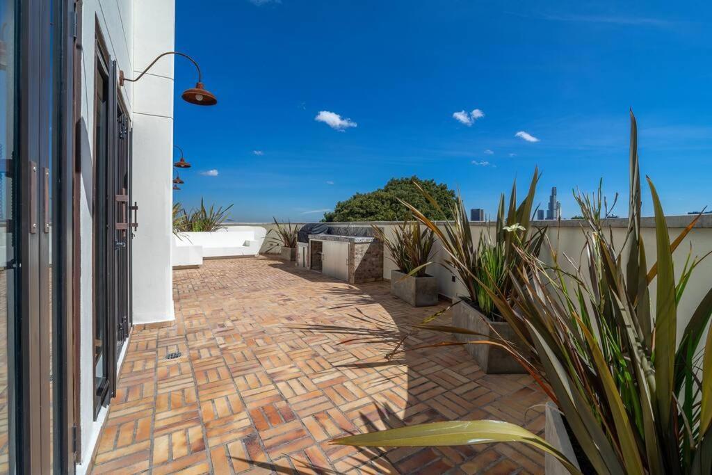Stylish 2 Masters With Patio And View Bogota
