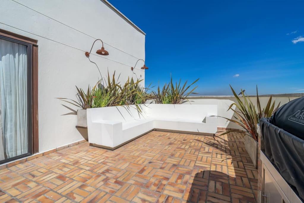 Stylish 2 Masters With Patio And View Bogota