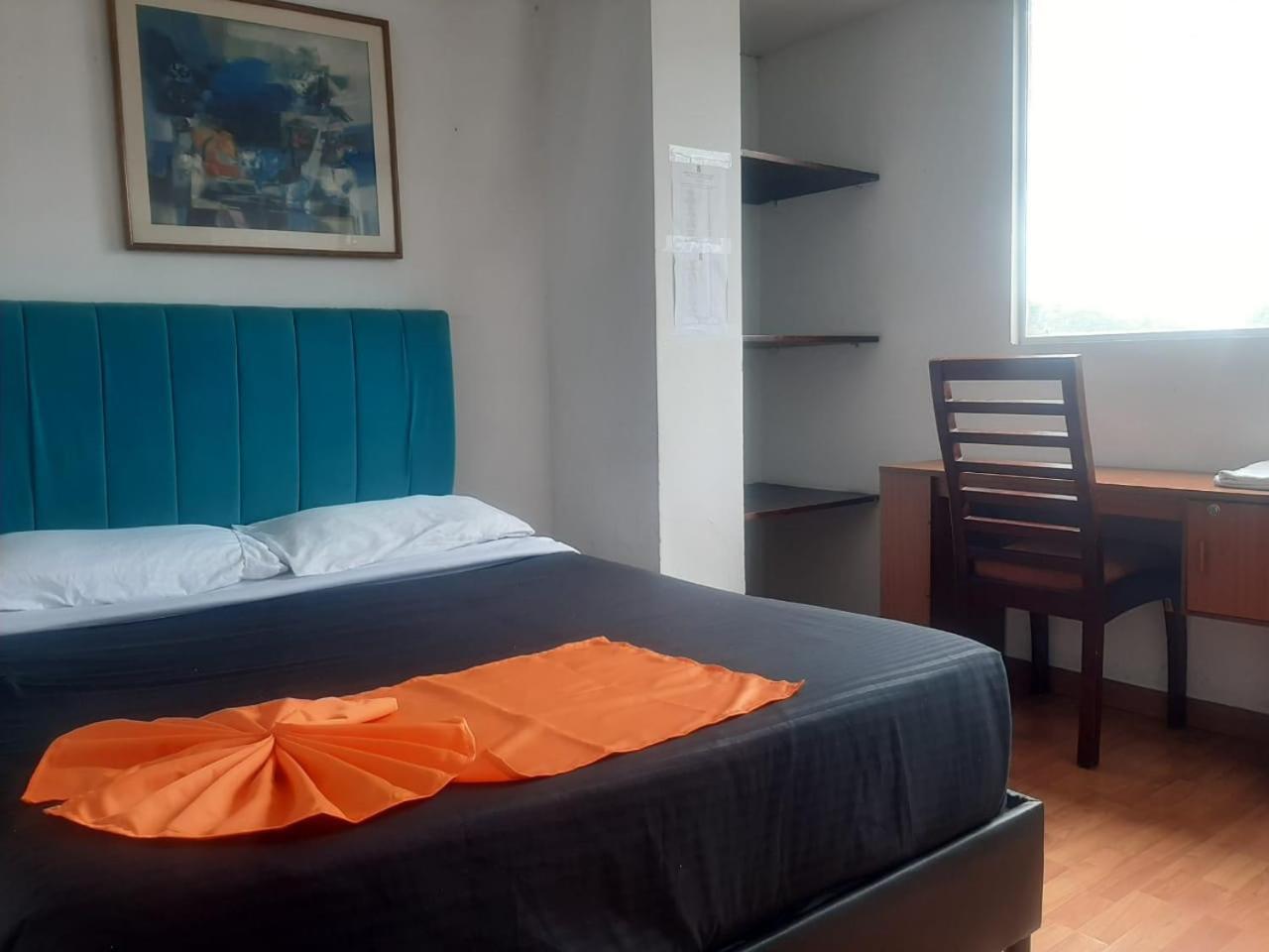 Sector De Corferias , Y , A 10 Cuadras Embajada Americana , Cerca Al , G 12 , Universidad Nacional , Aeropuerto A 2 Cuadras Estacion Ciudad Universitaria Marque-tresdiecisietecincoveintisieteveintiseistreintayuno Hotel *