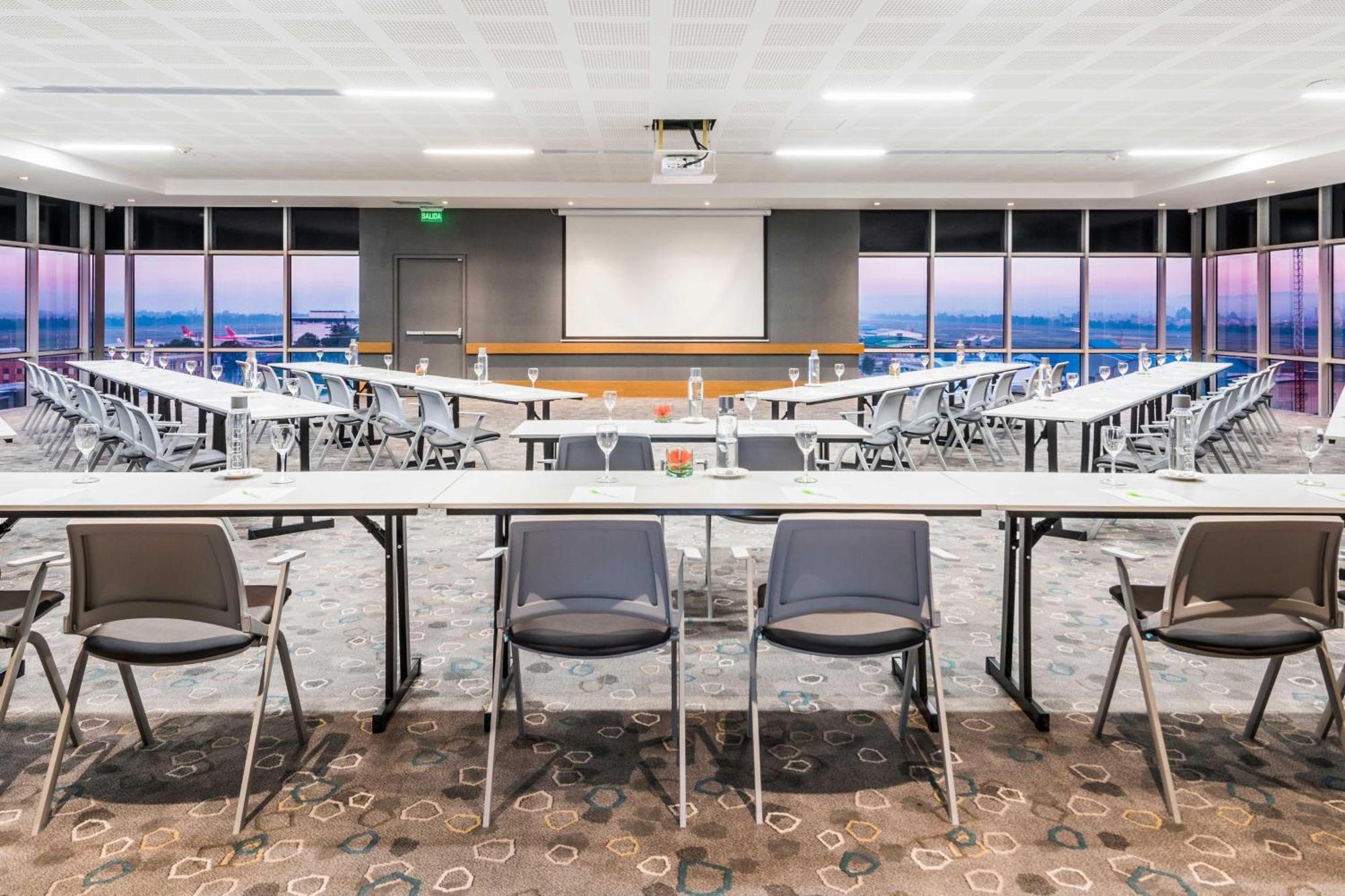 Hotel Courtyard By Marriott Airport Bogota